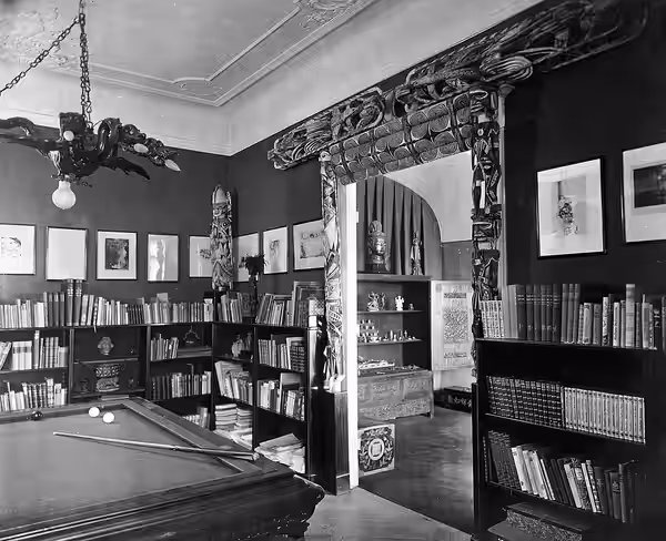 Fritz Lang, Filmregisseur und Thea von Harbou, Autorin; Berlin Schmargendorf, Hohenzollerndamm 52, Arbeits- und Billardzimmer mit Bibliothek (Die Dame 1923/1924