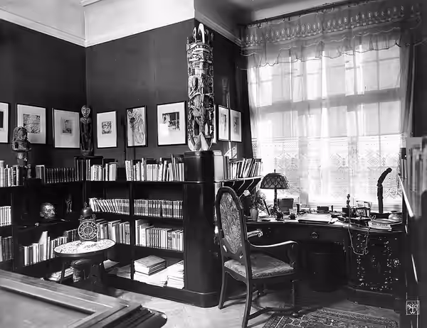 Fritz Lang, Filmregisseur und Thea von Harbou, Autorin; Berlin Schmargendorf, Hohenzollerndamm 52, Arbeits- und Billardzimmer mit Bibliothek (1924)