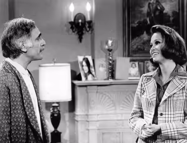 Photo of Harold Gould as Rhoda's father, Martin Morgenstern, and Mary Tyler Moore as Mary Richards from The Mary Tyler Moore Show. When Rhoda and Mary go to New (1973)