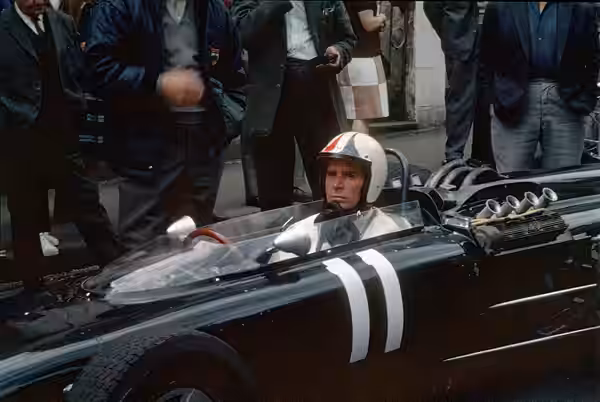 L'acteur américain James Garner lors du tournage du film Grand Prix, en 1966 à Royat (près du circuit de Charade).