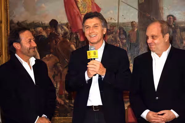 Buenos Aires - El jefe de Gobierno de la Ciudad de Buenos Aires, Mauricio Macri, entrega la Medalla del Bicentenario al actor Guillermo Francella en el Salón Bl (2010)