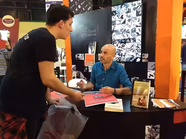El escritor Eduardo Sacheri firmando en el stand de Penguin Random House Grupo Editorial en la Feria del Libro de Buenos Aires. (2018)