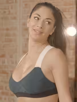Here’s what happened when Emily Oberg hit the gym with these legendary singers! Check out boxing with Nick Jonas, dance cardio with Nicole Scherzinger and aeria (2018)