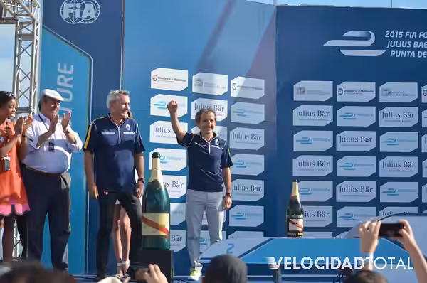 Solo se permite el uso de esta imagen mencionando a Velocidad Total como su autor. Imagen de la ceremonia de premiación del Punta del Este ePrix de 2015, en el 