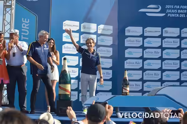 Solo se permite el uso de esta imagen mencionando a Velocidad Total como su autor. Imagen de la ceremonia de premiación del Punta del Este ePrix de 2015, en el 