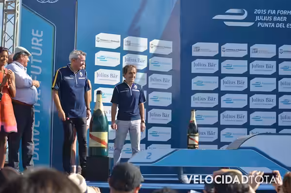 Solo se permite el uso de esta imagen mencionando a Velocidad Total como su autor. Imagen de la ceremonia de premiación del Punta del Este ePrix de 2015, en el 