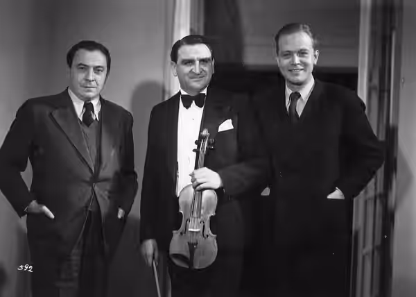 Bolváry Géza rendező, laki Farkas Jenő cigányprímás és Gustav Fröhlich színész a Stradivári c. film forgatásán (1938)