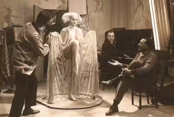 Brigitte Helm im Kostüm der tanzenden Maschinen-Maria, hinter den Kulissen auf dem Set von Fritz Langs Film Metropolis, 1926. Am Klavier Gottfried Huppertz, rec