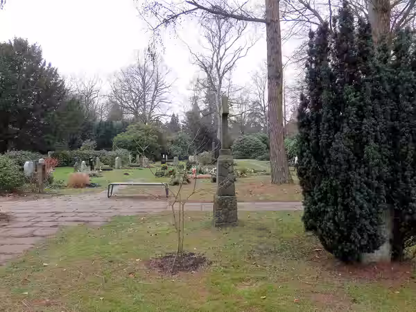 Grabstätte des deutschen Bühnenbildners und Firmarchitekten Erich Kettelhut auf dem Hamburger Friedhof Ohlsdorf, Planquadrat H 8 (südwestlich Rosengarten nahe B (2019)