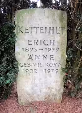 Grabstätte des deutschen Bühnenbildners und Firmarchitekten Erich Kettelhut auf dem Hamburger Friedhof Ohlsdorf, Planquadrat H 8 (südwestlich Rosengarten nahe B (2019)