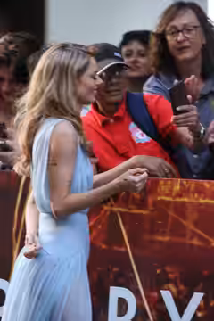 SYDNEY, AUSTRALIA - JANUARY 16 Samara Weaving meets fans at the Babylon premiere at State Theatre on January 16, 2023 in Sydney, Australia.JPG