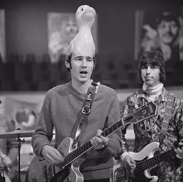 Bonzo Dog Doo-Dah Band in Fenklup (Dutch TV), 7 June 1968. Broadcast 5 July 1968. Left to right: Neil Innes &amp; an unknown bass player.