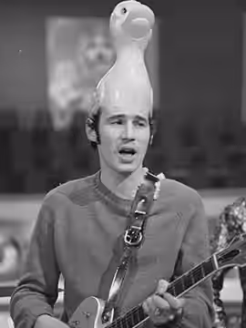 Bonzo Dog Doo-Dah Band in Fenklup (Dutch TV), 7 June 1968. Broadcast 5 July 1968. Left to right: Neil Innes &amp; an unknown bass player.