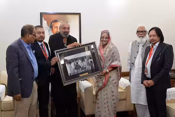 On Thursday, March 28, 2019, at the Ganabhaban in Dhaka, Bollywood actor Sanjay Dutt handed over to Prime Minister Sheikh Hasina several photographs taken with 