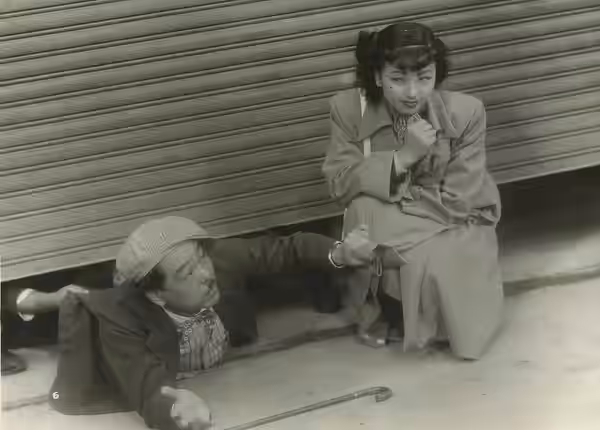 Shin'ichi Himori and Ayuko Saijō in Joyū to meitantei (女優と名探偵) directed by Yūzō Kawashima - 1950