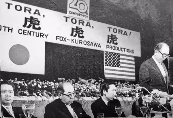1967年4月28日、映画『トラ・トラ・トラ!』の製作発表が東京プリンスホテルの2階のマグノリア・ルームで行われた。左から菊島隆三、小国英雄、青柳哲郎、黒澤明。