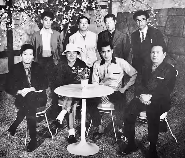 『上意討ち 拝領妻始末』のスタッフとキャスト。前列左から、仲代達矢、小林正樹、三船敏郎、田中友幸。後列左から、松江陽一、山田一夫、奥山重之助、田実泰良。 (1967)