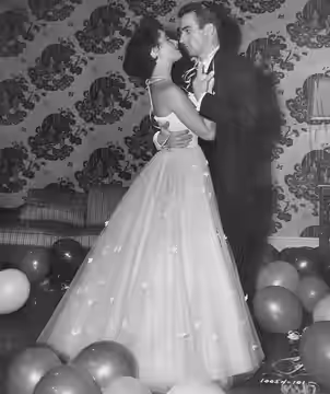 Elizabeth Taylor and Montgomery Clift in A Place in the Sun (1951).