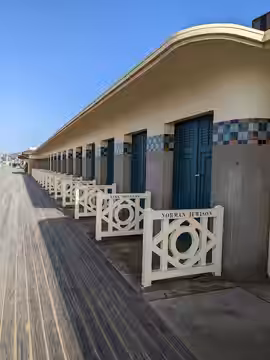 photo des cabines des Planches de Deauville montrant les noms de Norman Jewison, Kirk Douglas, King Video,... (2022)