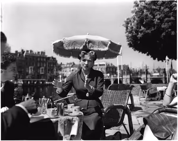 Filmster Ann Baxter op het terras van het Amstel Hotel, 22 mei 1953 Foto Ben van Meerendonk / AHF, collectie IISG, Amsterdam