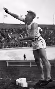 Sport. Sport, Olympische Spelen Amsterdam, 1928 : De Amerikaan Herman Brix (Bruce Bennett) tijdens het kogelwerpen. Hij werd tweede met 15.75 m.