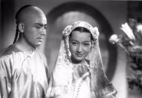 Seizaburō Kawazu and Setsuko Hara in Ahen sensō (阿片戰爭) directed by Masahiro Makino, 1943