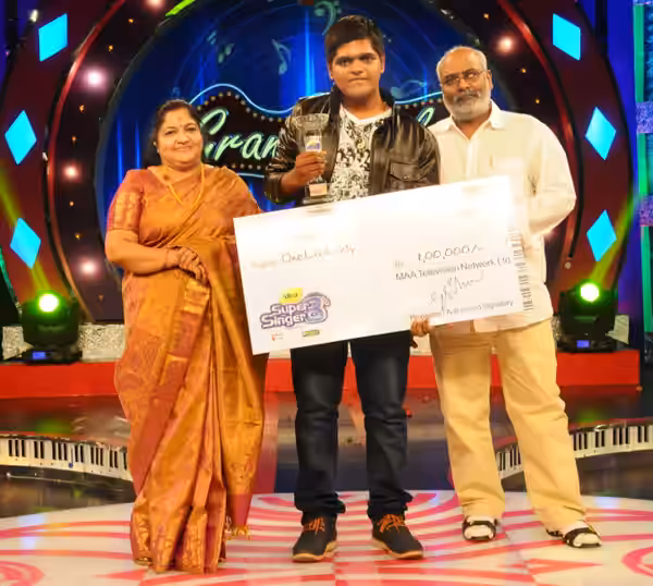 Anurag Kulkarni receiving the TITLE "Idea Super Singer", Season 8 from M. M. Keeravani and Padma Shri K. S. Chitra ji (2016)