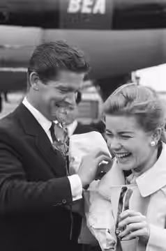 Collectie / Archief : Fotocollectie Anefo Reportage / Serie : [ onbekend ] Beschrijving : Aankomst Dolores Hart en Stephen Boyd . Op het platform Annotatie : Be (1961)