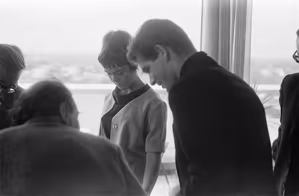 Collectie / Archief : Fotocollectie Anefo Reportage / Serie : [ onbekend ] Beschrijving : Cocktailparty Stephen Boyd en Dolores Hart . Mevrouw Wijsmuller en Ste (1961)