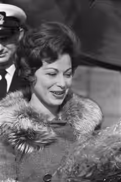 Collectie / Archief : Fotocollectie Anefo Reportage / Serie : Aankomst op Schiphol van de hoofdrolvertolkster in de film "Ben Hur", Haya Harareet Beschrijving : (1960)