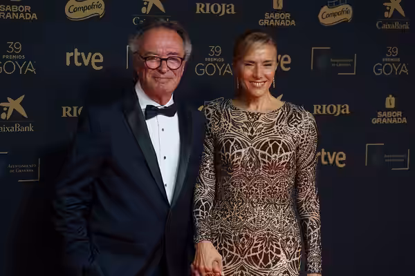 Oscar Martínez y acompañante en la alfombra roja de los Premios Goya celebrados en Granada en 2025