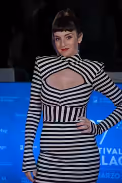 Julieta Zylberberg en la alfombra roja del Festival de Málaga 2024 frente al Teatro Cervantes