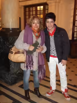 La actriz Mónica Villa junto a un fanático en 2012.