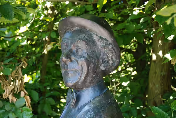 Detail of Jonas Hogström´s portrait of Nils Poppe, Fredriksdalsparken, Helsingborg (2010)