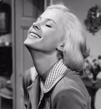 Den svenska filmkomendiens för ögonblicket rätt skamfilade anseende fick en liten välbehövlig uppiffning med måndagspremiären av ”Bröllopsdagen”. Lars Helgesson (1960)