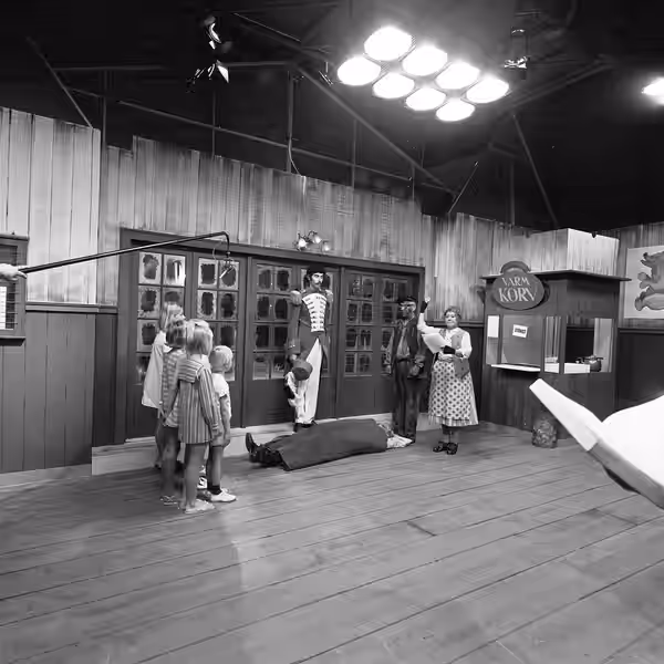 Flera personer under inspelningen av adventskalendern Klart spår till Tomteboda från 1968. Inga Gill och två andra skådespelare repeterar inför en scen med Hans (2013)