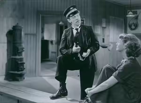 Foto på Nils Poppe och Inga Landgré taget i samband med filmen Soldat Bom. Infört i Året runt 1949:11, enligt baksidesanteckning. (1948)