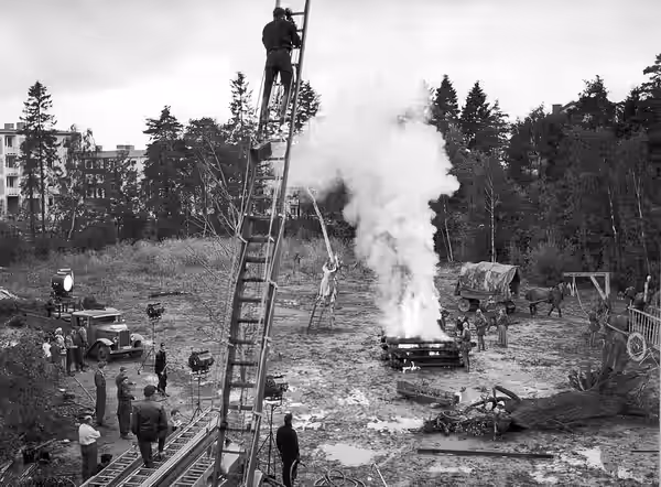 Inspelning av Ingmar Bergmans Det sjunde inseglet på Gamla Filmstaden i Solna. Ingmar Bergman på brandbilen, Gunnar Fischer på brandstegen (1957)