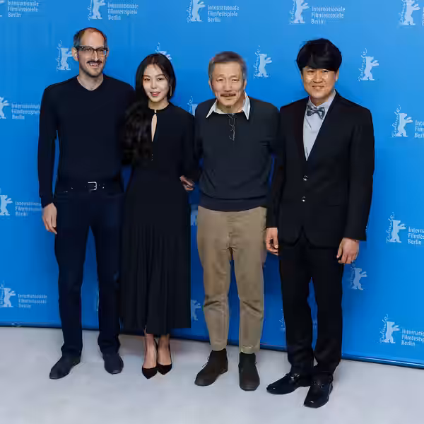 Mark Peranson, Kim Min-hee, Hong Sang-soo und Park Hong-Yeol beim Photo Call zu The Beach at Night Alone bei der Berlinale 2017