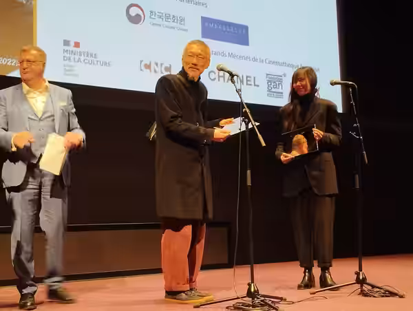 De gauche à droite: Jean-François Rauger, Hong Sang-Soo et Kim Min-hee présentant "La Romancière, le Film et le Heureux Hasard" en avant-première à la Cinémathè (2023)