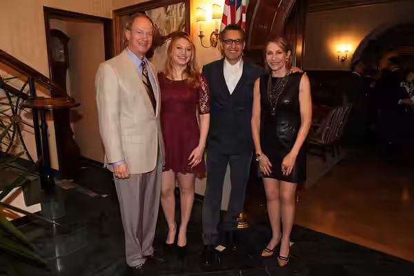 Botschafter John B. Emerson mit Tochter Jacqueline Emerson, US-Regisseur, -Drehbuchautor und -Schauspieler John Turturro sowie Ehefrau Kimberly Marteau Emerson. (2014)
