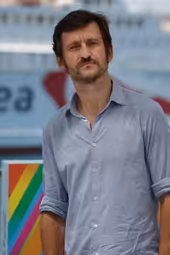Raul Arévalo en la sesión fotográfica en el Muelle Uno de presentación de la película Los europeos, durante el Festival de Málaga 2020
