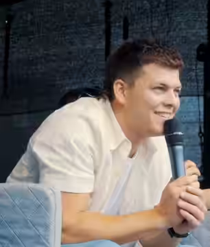 Alex Høgh Andersen at the September 2021 German Comic Con Dortmund (Limited Edition)