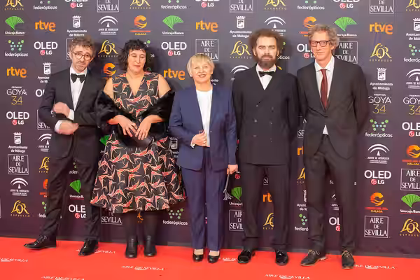 Nominados a mejor montaje en la alfombra roja de la Gala de los Premios Goya 2020 celebrada en Málaga. Izquierda a derecha: Alberto del Campo, Carolina Martínez