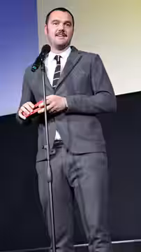 El director de fotografía español Eduard Grau agradece la Medalla del Círculo de Escritores Cinematográficos a la mejor fotografía recibido por su labor en la p (2019)