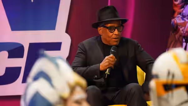Author : @Kiri Karma Comiccon France 2025 - Q &amp; A Giancarlo Esposito Giancarlo Esposito Alias Moff Gideon, Gus Fring, Jorge, Sidewinder, Stan Edgar,? Notre 