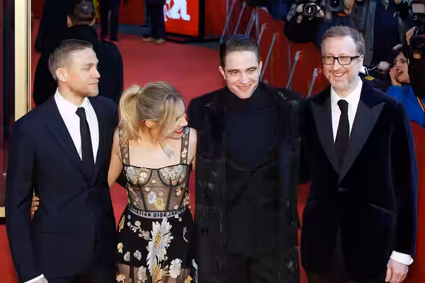 Cast &amp; Crew bei der Premiere von Die versunkene Stadt Z im Zoo Palast bei der Berlinale 2017: v.l.n.r. Charlie Hunnam, Sienna Miller, Robert Pattinson, Jame