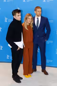 Cast beim Photo Call zu Die versunkene Stadt Z bei der Berlinale 2017: v.l.n.r. Robert Pattinson, Sienna Miller, Charlie Hunnam