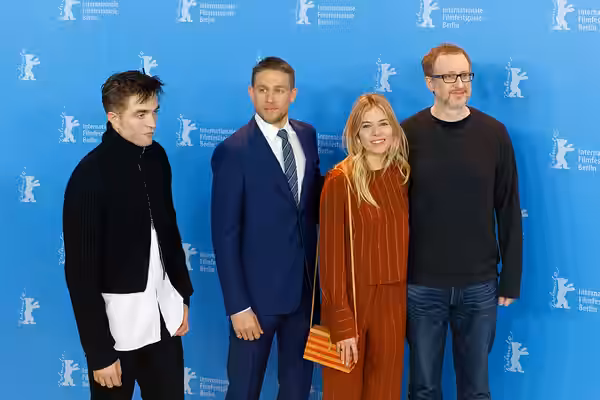 Cast &amp; Crew beim Photo Call zu Die versunkene Stadt Z bei der Berlinale 2017: v.l.n.r. Robert Pattinson, Charlie Hunnam, Sienna Miller, James Gray