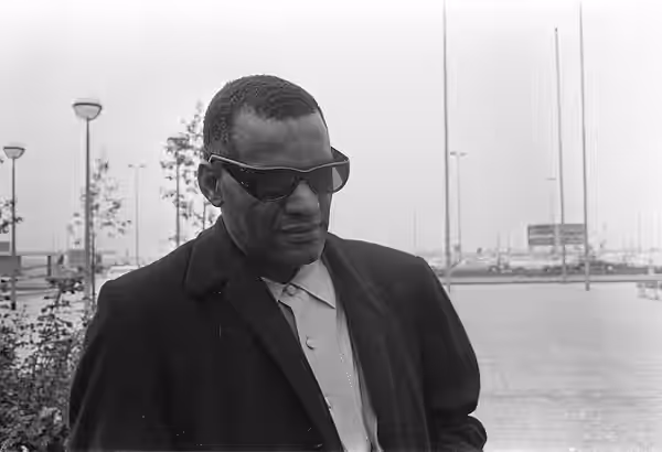 Collectie / Archief : Fotocollectie Anefo Reportage / Serie : [ onbekend ] Beschrijving : Aankomst Ray Charles (kop) op Schiphol Ray Charles Datum : 5 oktober 1 (1968)